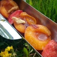 Zapečené meruňky a jahody s javorovým sirupem, skořicí a ořechy v GoSun slunečním vařiči